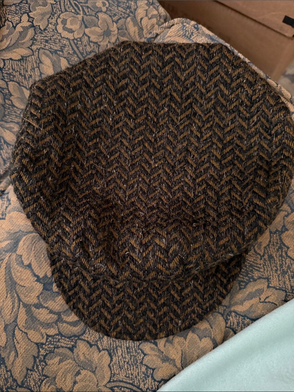 Kokin Cap BLACK & Brown tweed cap with a nice pin attached